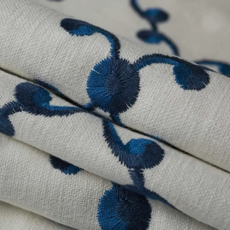 French General Morisette Bleu tissu d’ameublement au mètre indigo brodé