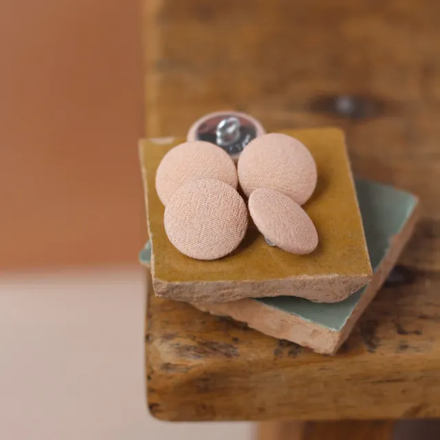 La Maison Naïve bouton recouvert sur pied 18 mm pétale crêpe