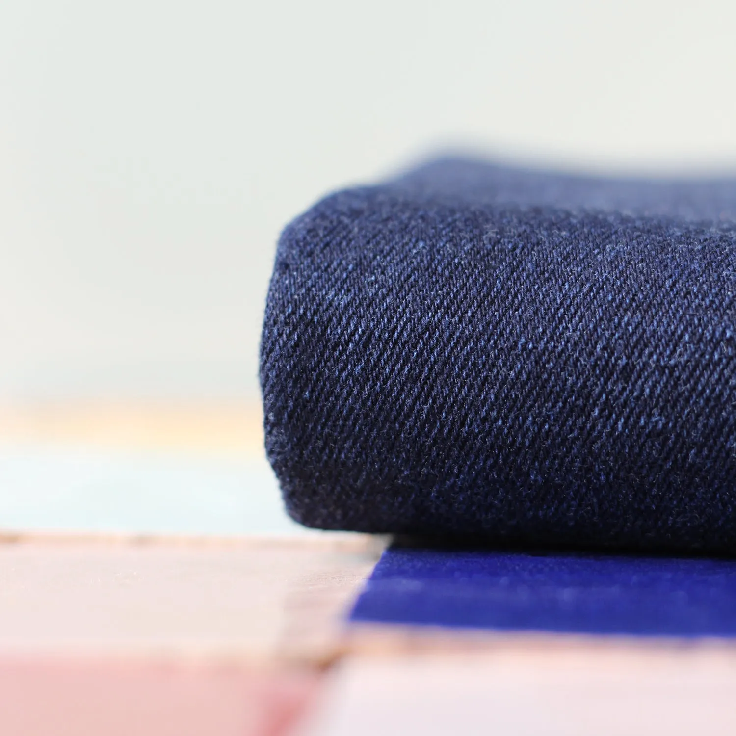 La Maison Naïve jean lavé bleu foncé tissu denim coton stretch