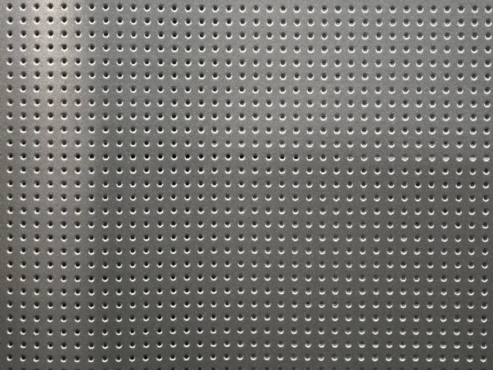 La Croix et La Manière Vinyle Laqué Perforé Argent coupon 25x45 cm