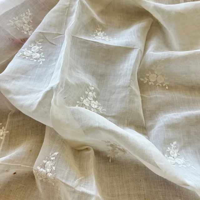 French General Panneau brodé ancien ivoire roses voile coton