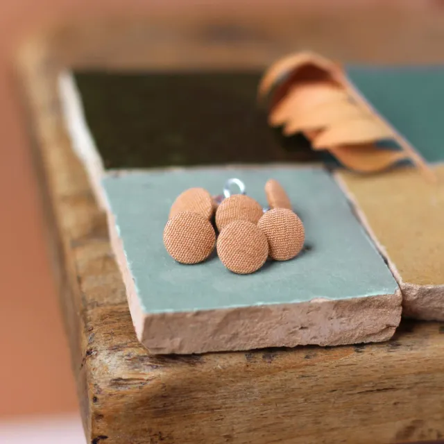 La Maison Naïve bouton recouvert sur pied 10 mm crêpe argile