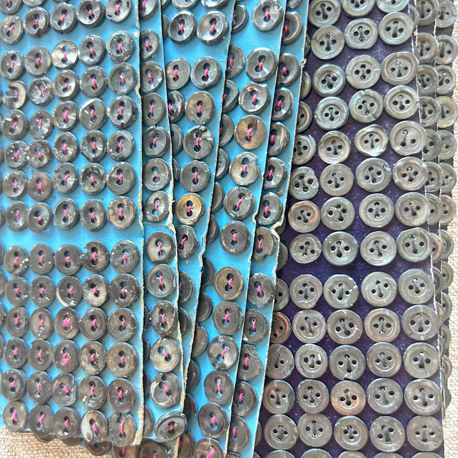 French General carte 144 boutons nacre grise 7-8 mm bleue