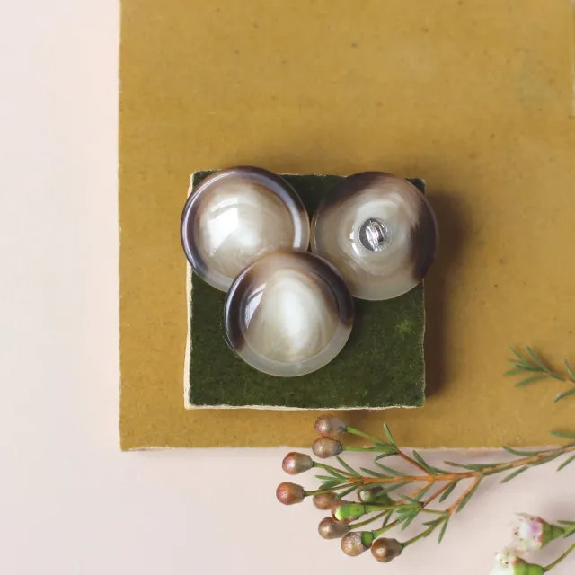 La Maison Naïve bouton écaille sur pied 27 mm brillant