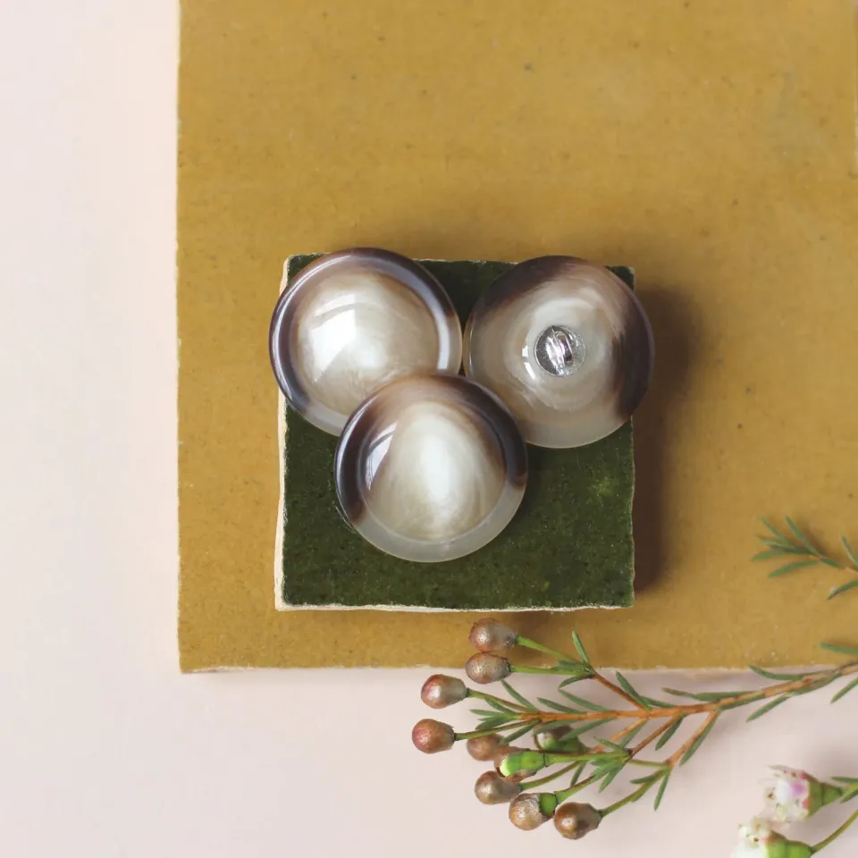 La Maison Naïve bouton écaille sur pied 27 mm brillant