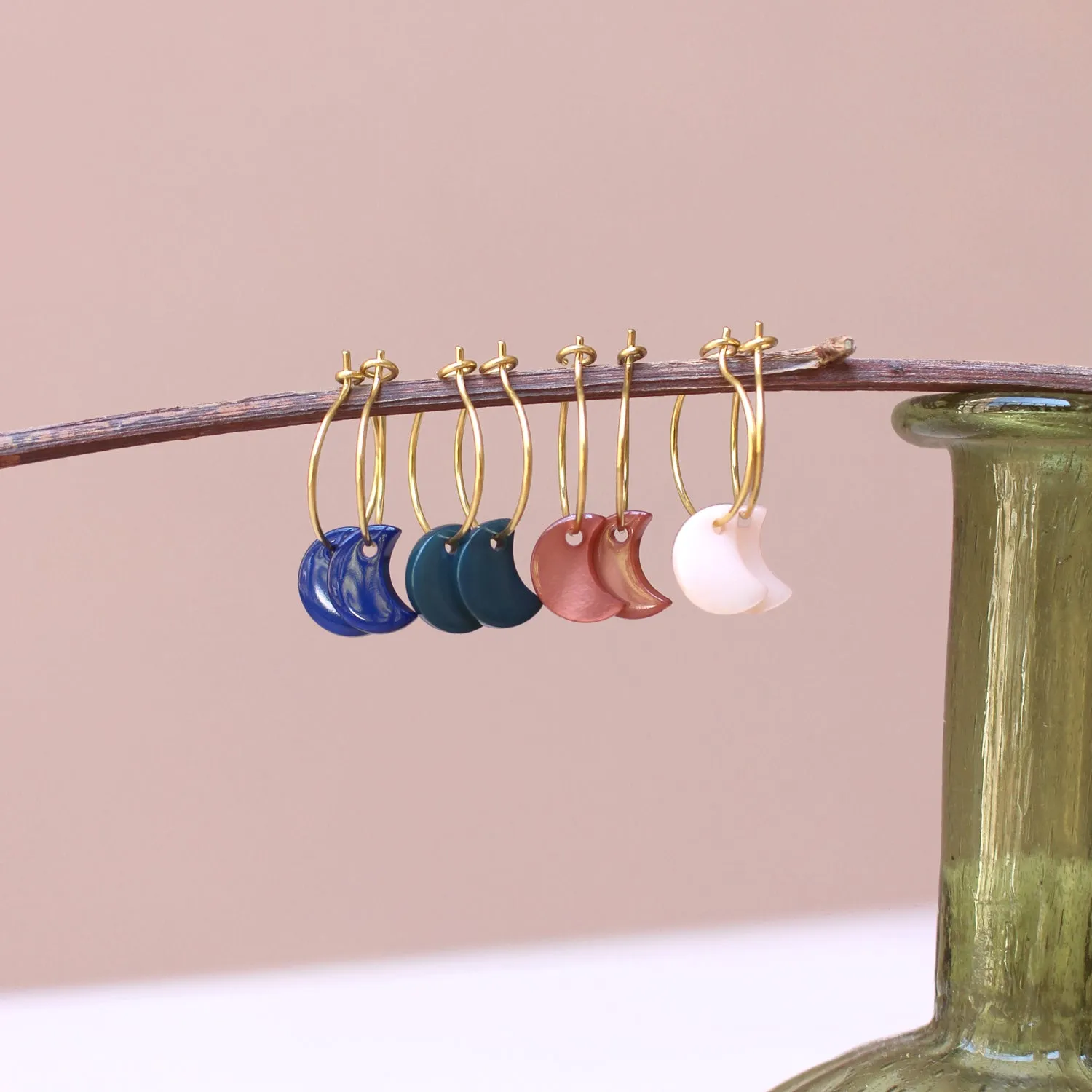 La Maison Naïve Lune Indigo boucles oreilles nacre