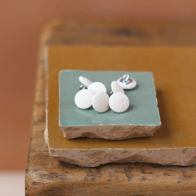 La Maison Naïve bouton recouvert sur pied 10 mm blanc cassé