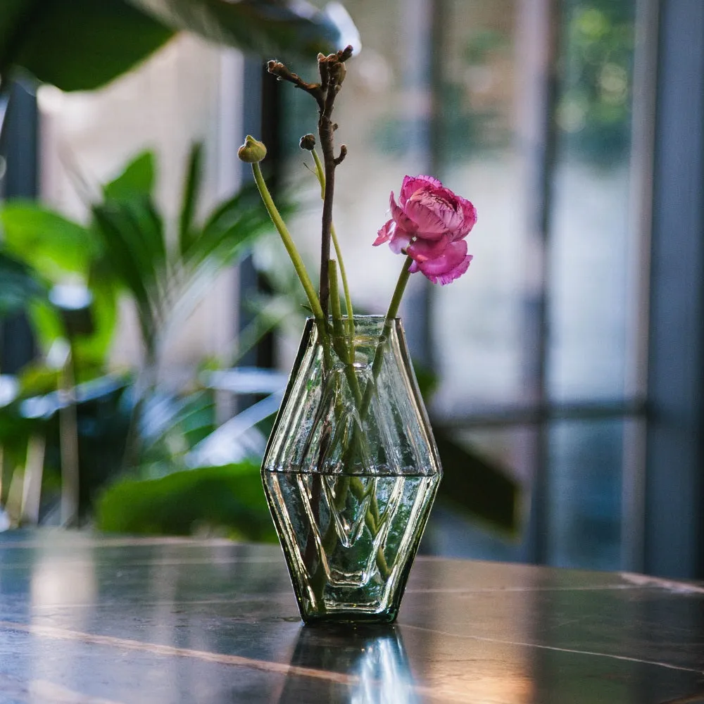 La Maison Naïve Hexagonal petit vase vert fumé verre