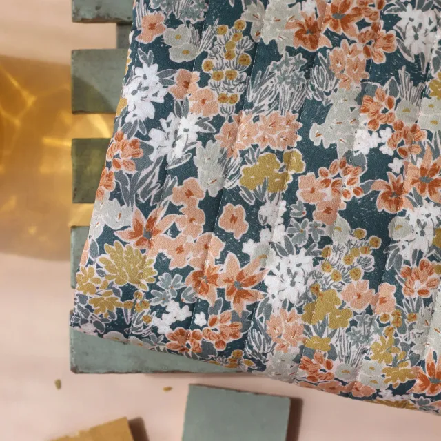 La Maison Naïve Prairie Paon tissu satin coton matelassé vert floral