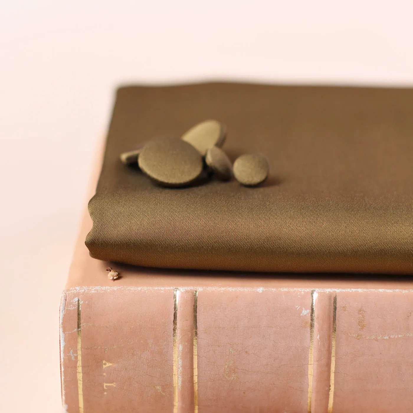 La Maison Naïve Satin Viscose tissu satin olive au mètre