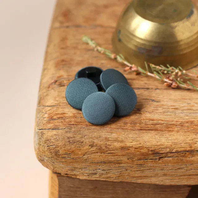 La Maison Naïve Satin Paon bouton recouvert sur pied 18 mm