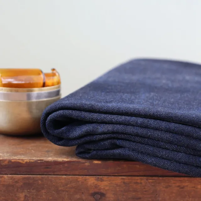 La Maison Naïve jean lavé bleu foncé tissu denim coton stretch