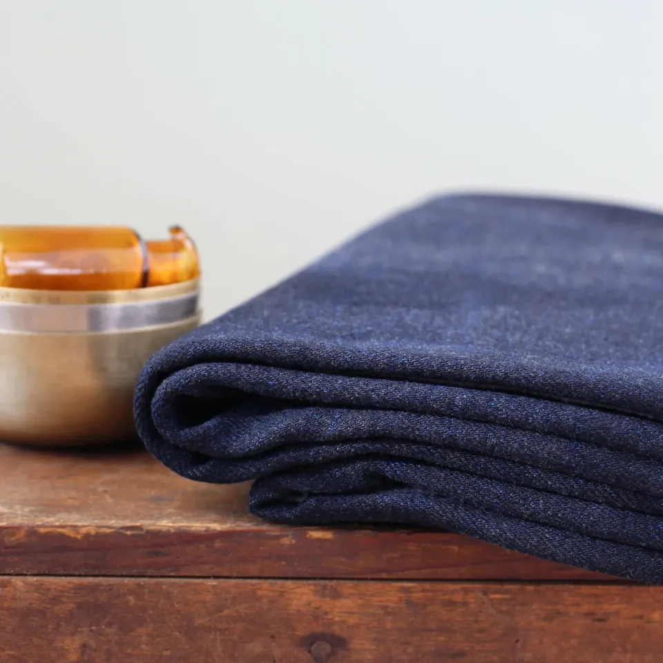 La Maison Naïve jean lavé bleu foncé tissu denim coton stretch