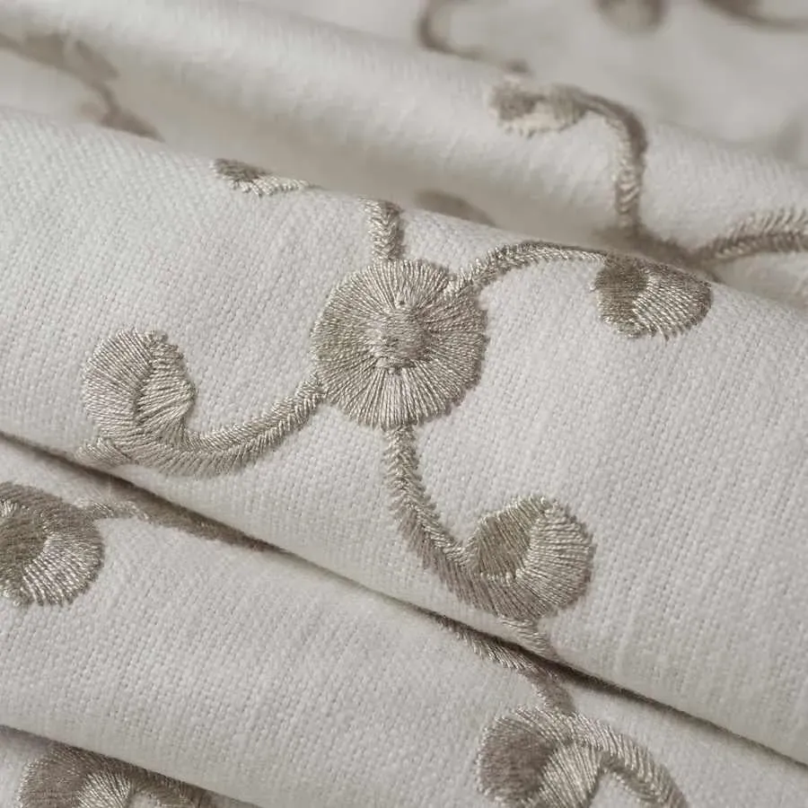 French General Morisette Bisque tissu brodé 132 cm