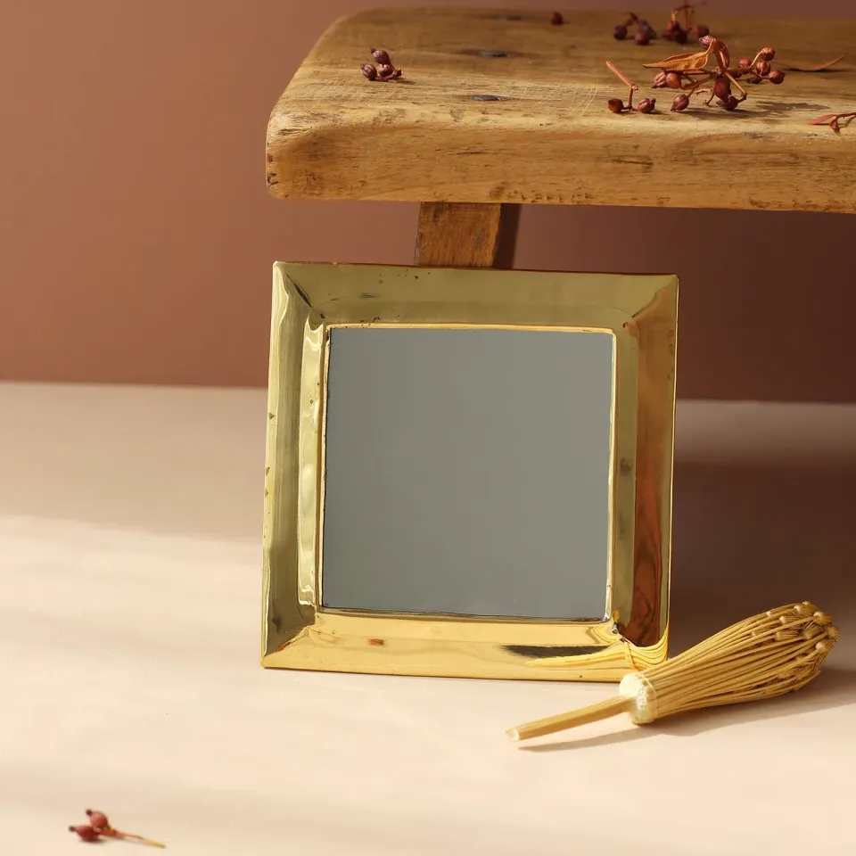 La Maison Naïve miroir carré laiton doré petit modèle