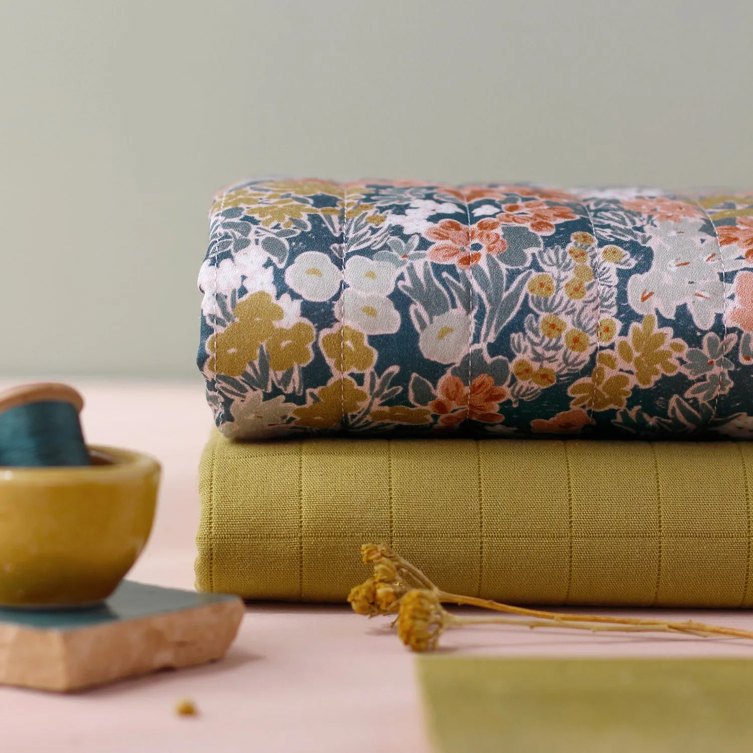 La Maison Naïve Prairie Paon tissu satin coton matelassé vert floral