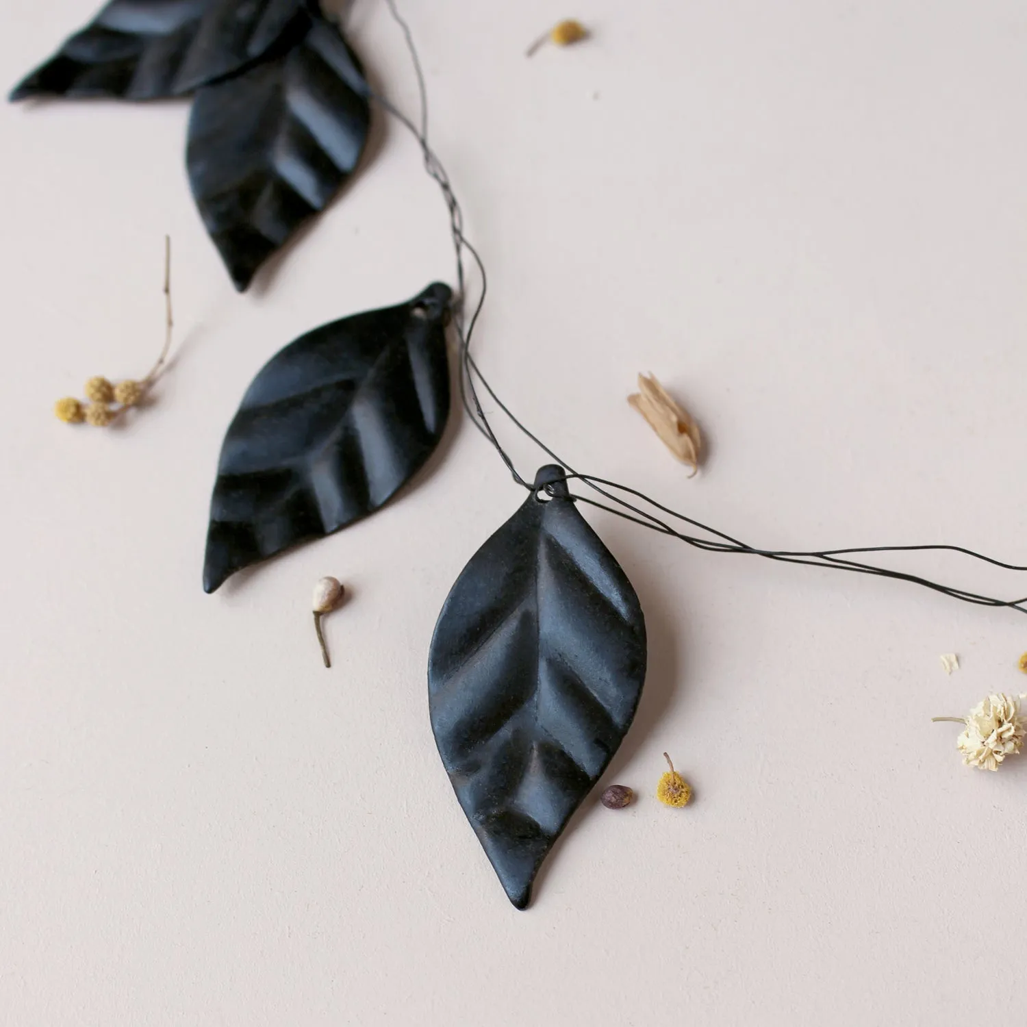 La Maison Naïve Feuilles guirlande métal noir 10 feuilles