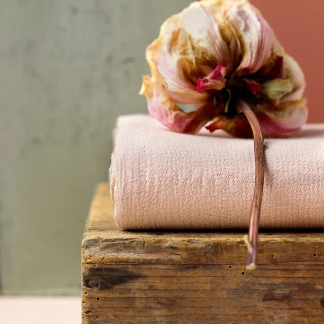 La Maison Naïve Crêpe Marocain Pétale tissu viscose rose poudré