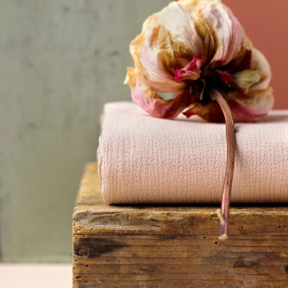La Maison Naïve Crêpe Marocain Pétale tissu viscose rose poudré