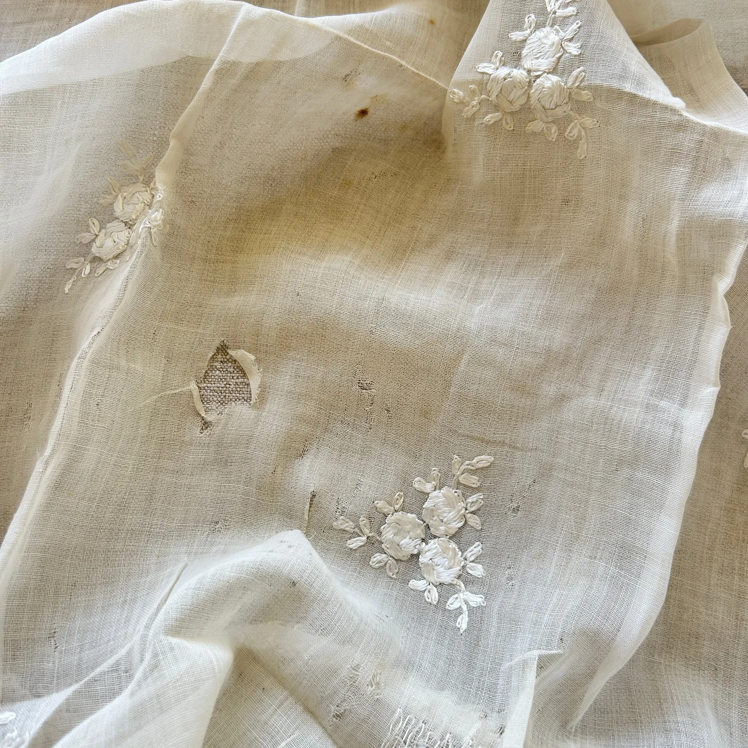 French General Panneau brodé ancien ivoire roses voile coton