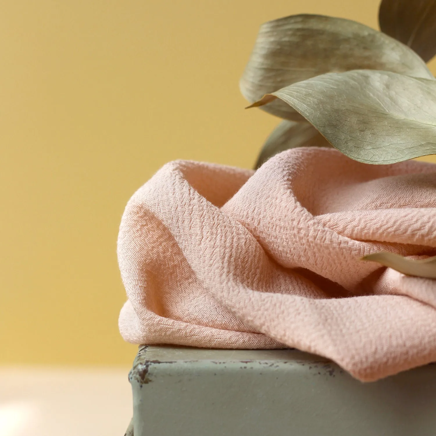 La Maison Naïve Crêpe Marocain Pétale tissu viscose rose poudré