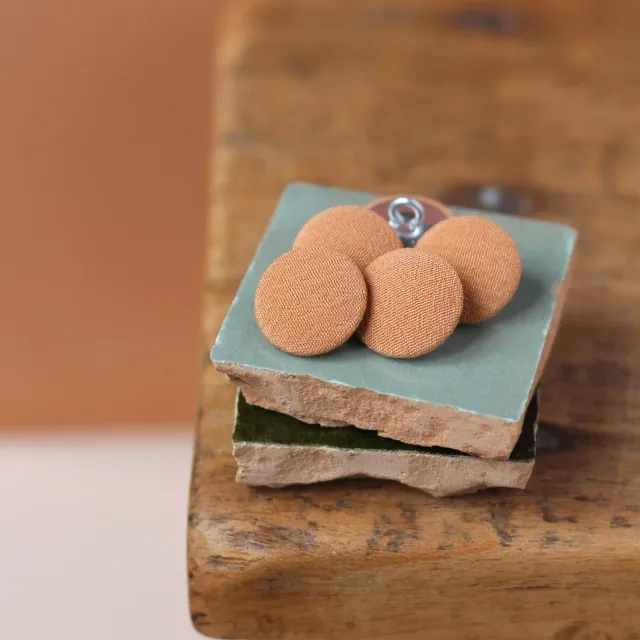 La Maison Naïve Bouton Recouvert sur Pied 18 mm Crêpe Argile à l'unité