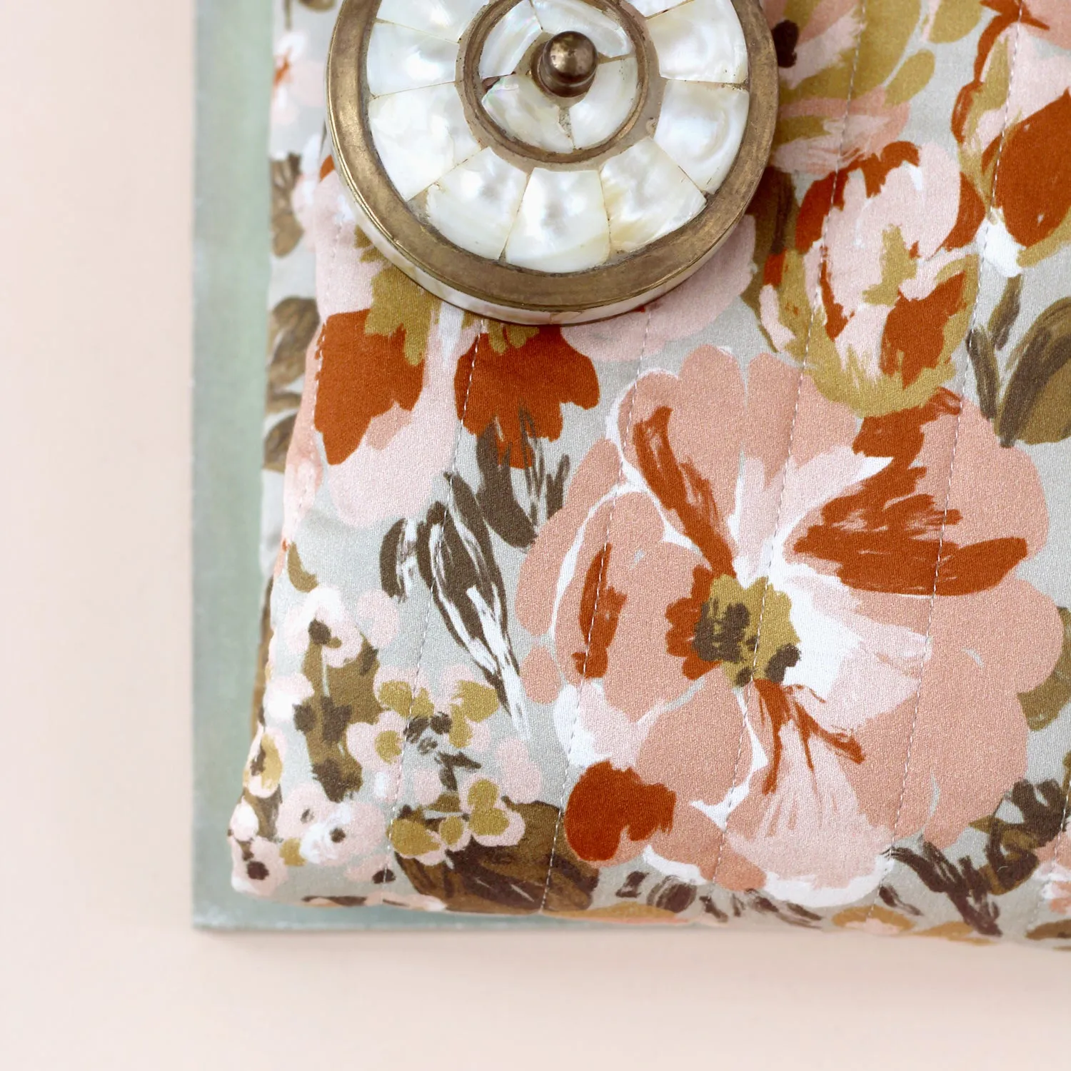 La Maison Naïve Jardin Amande satin coton matelassé floral