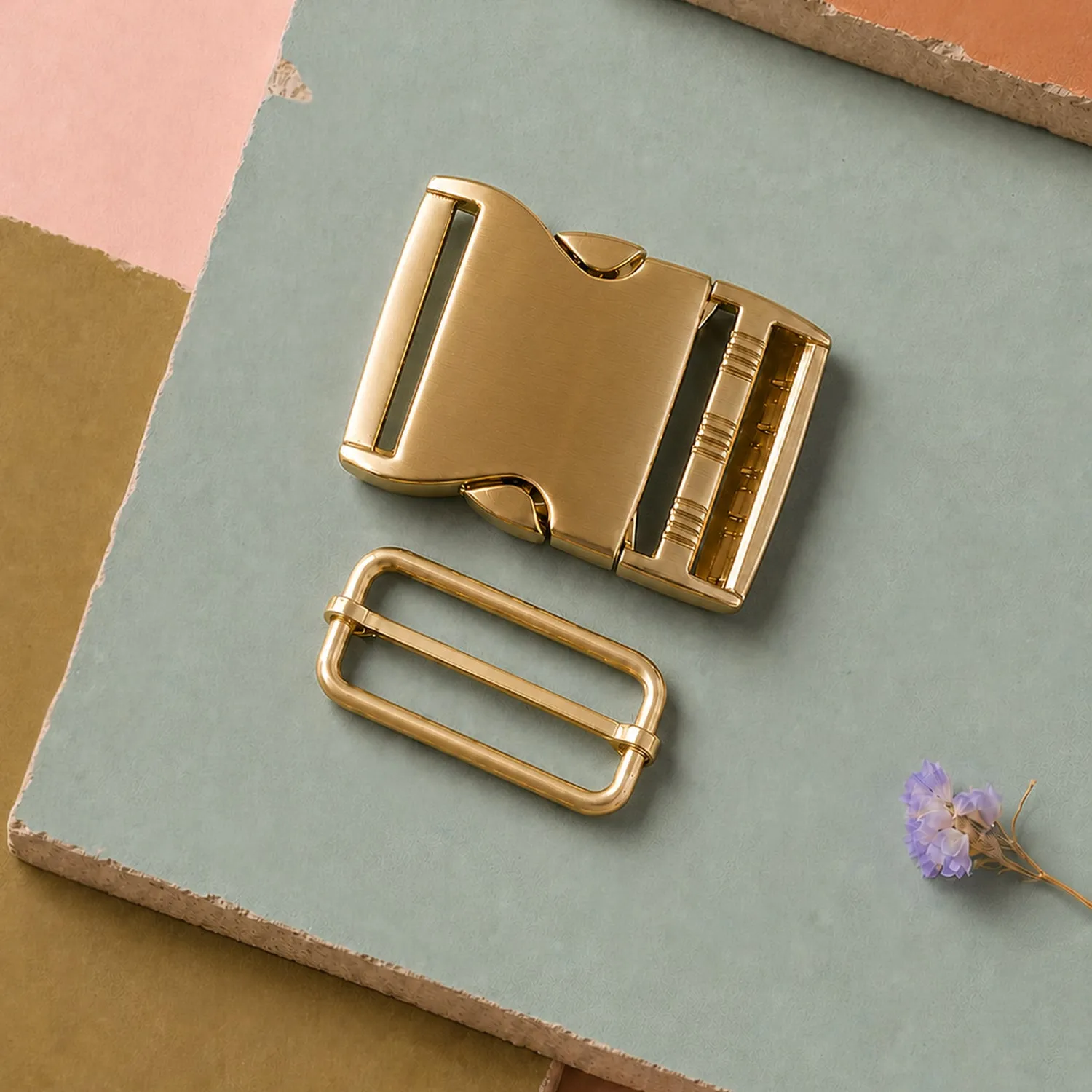 La Maison Naïve boucle clip métal doré 40 mm à l’unité