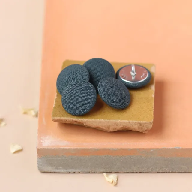 La Maison Naïve Crêpe Paon 18 mm bouton recouvert sur pied paon