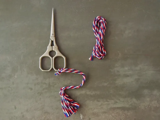 La Croix et La Manière Tour Eiffel ciseaux broderie nickelés 10 cm
