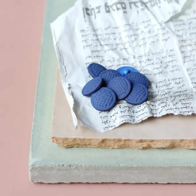 La Maison Naïve bouton sur pied 15 mm indigo mat