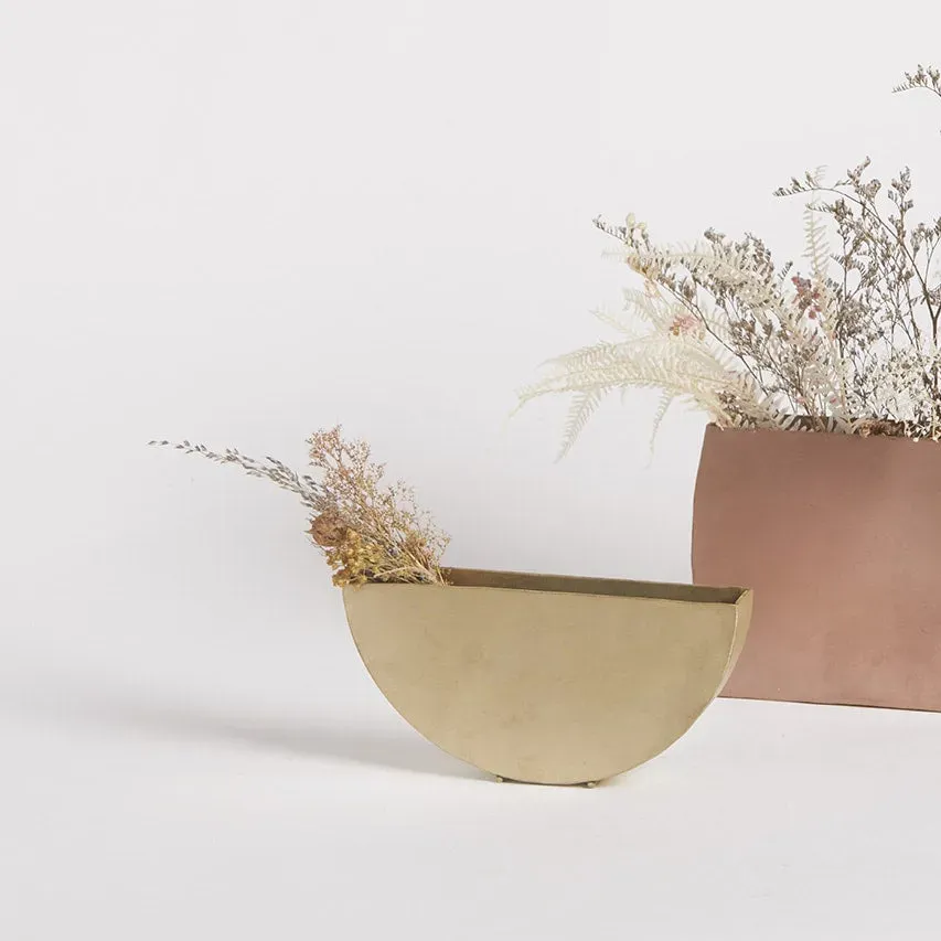 La Maison Naïve Demi-Lune vase laiton doré demi-lune