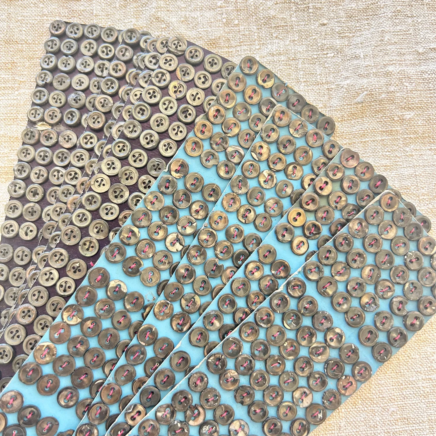 French General carte 144 boutons nacre grise 7-8 mm bleue
