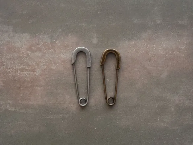 La Croix et La Manière petite épingle classique épingle nourrice bronze 4,5 cm