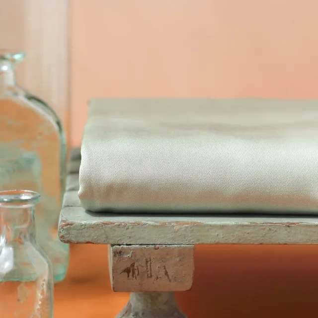 La Maison Naïve satin de viscose Amande tissu uni opaque