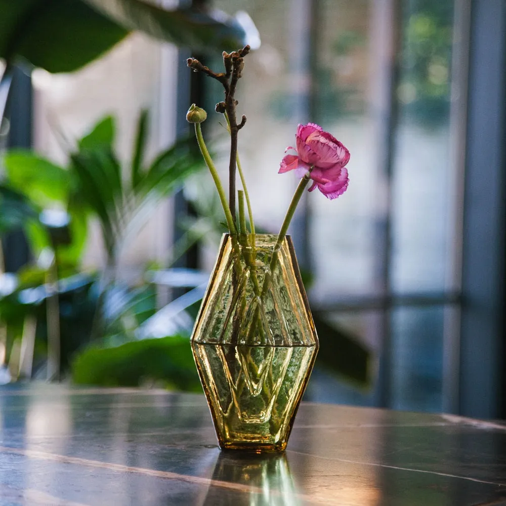 La Maison Naïve vase hexagonal vert olive verre recyclé