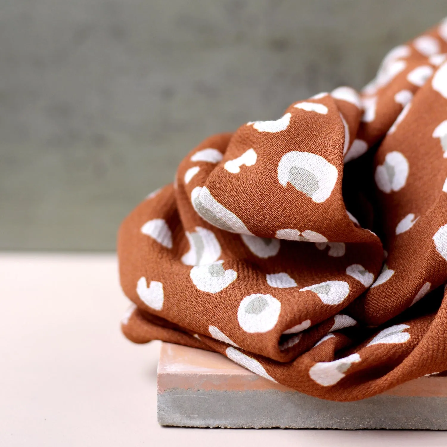 La Maison Naïve Léo Cannelle tissu crêpe viscose fluide