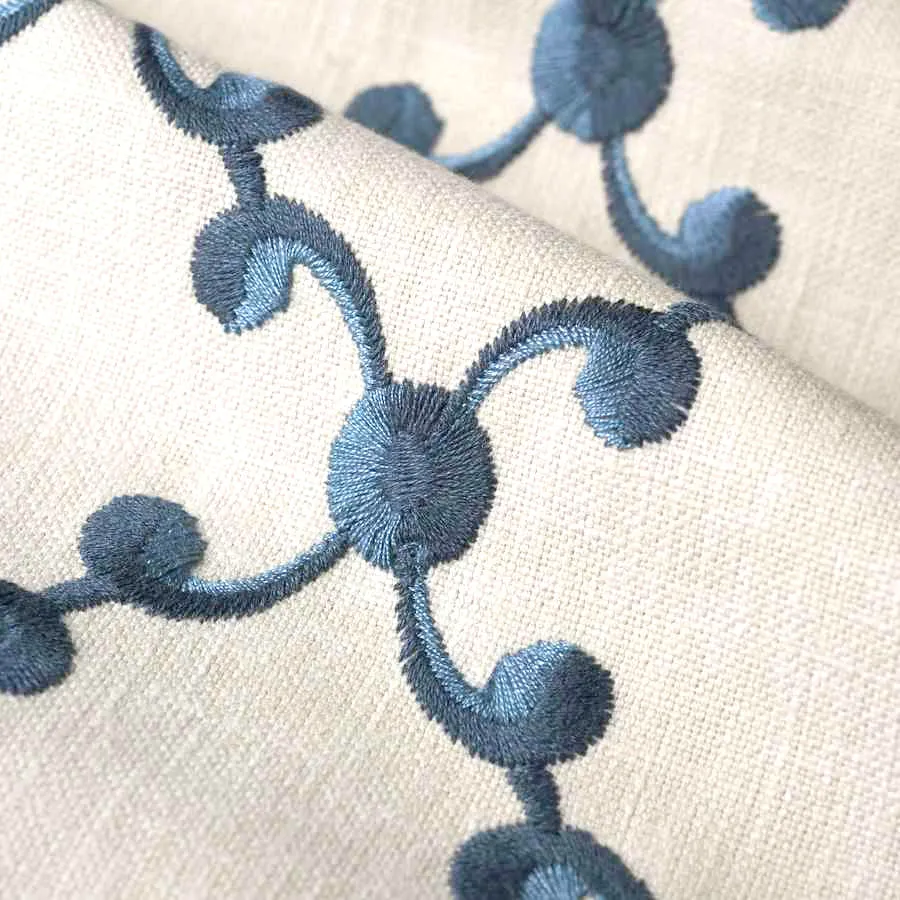 French General Morisette Indigo tissu brodé ameublement 132 cm