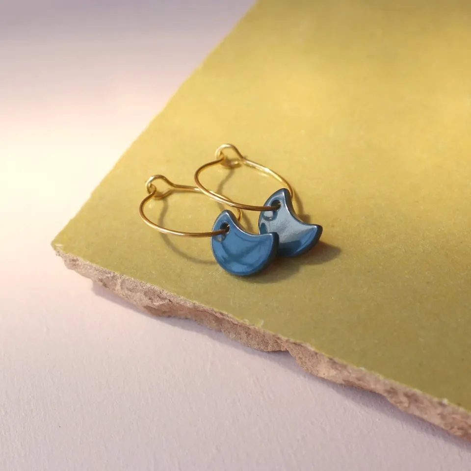 La Maison Naïve boucles d'oreilles lune nacre paon la paire