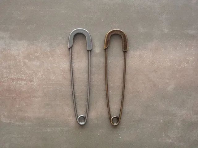 La Croix et La Manière Épingle nourrice bronze 7cm