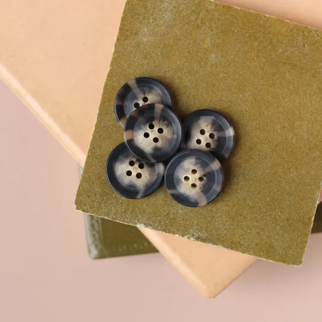 La Maison Naïve Écaille 25 mm bouton 4 trous fini mat