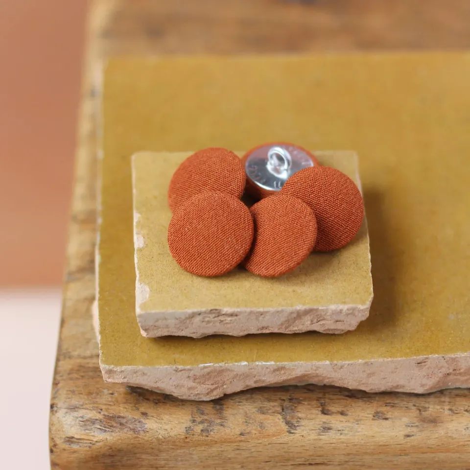 La Maison Naïve Crêpe Cannelle bouton recouvert 18 mm à l’unité