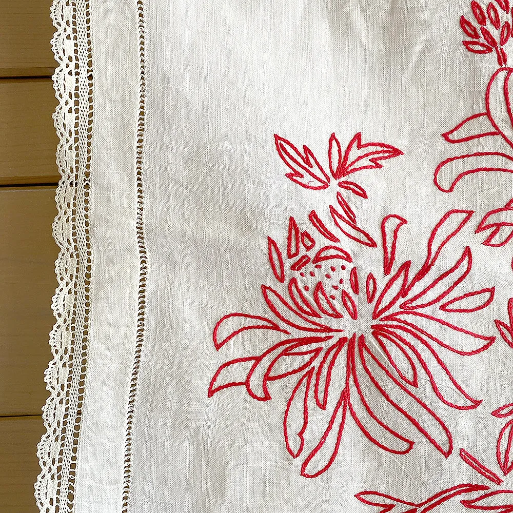 French General panneau ancien lin brodé rouge fleurs exotiques
