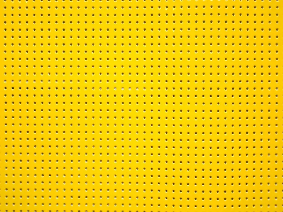 La Croix et La Manière vinyle laqué perforé jaune au mètre