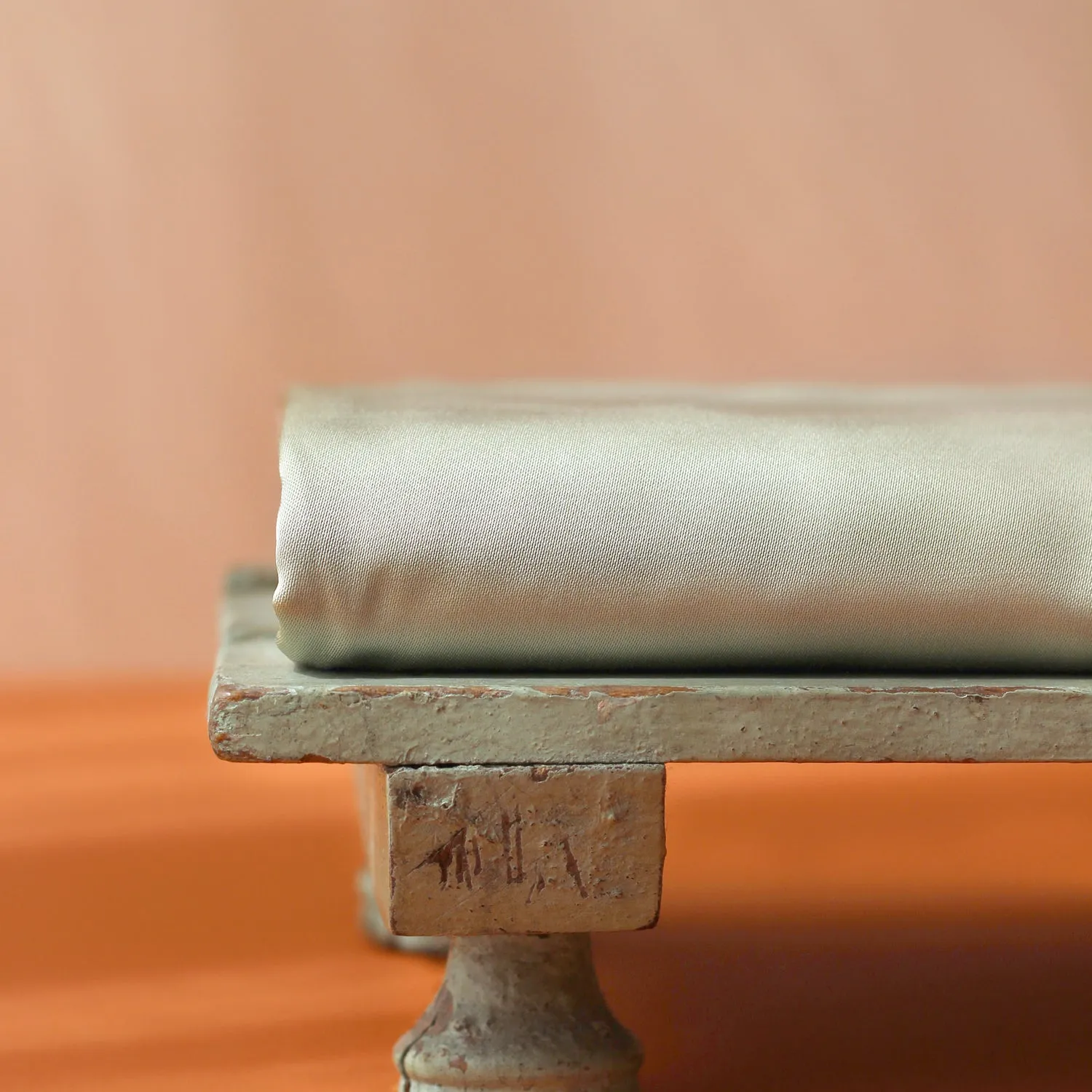 La Maison Naïve satin de viscose Amande tissu uni opaque