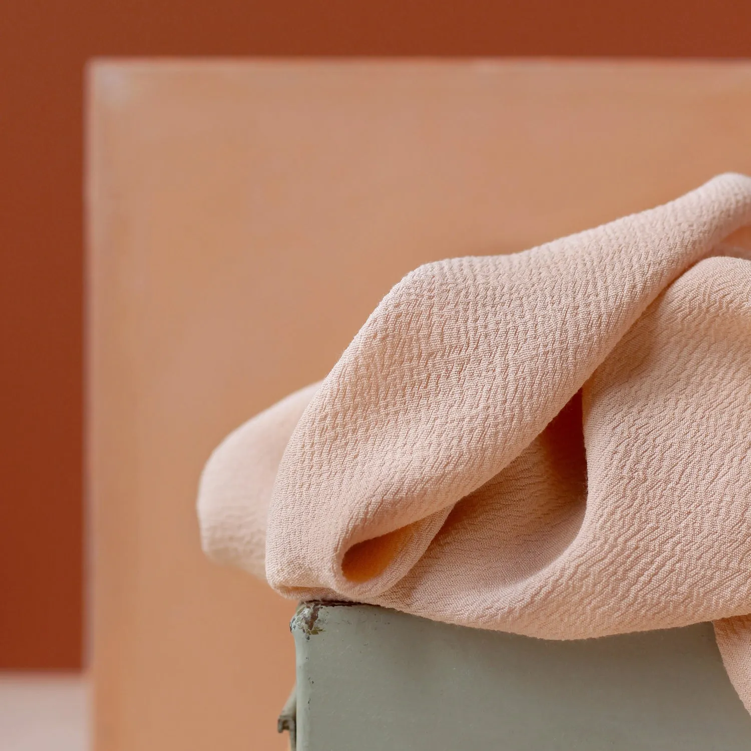 La Maison Naïve Crêpe Marocain Pétale tissu viscose rose poudré