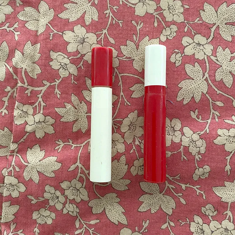 French General Vintage porte-aiguilles rouge blanc plastique