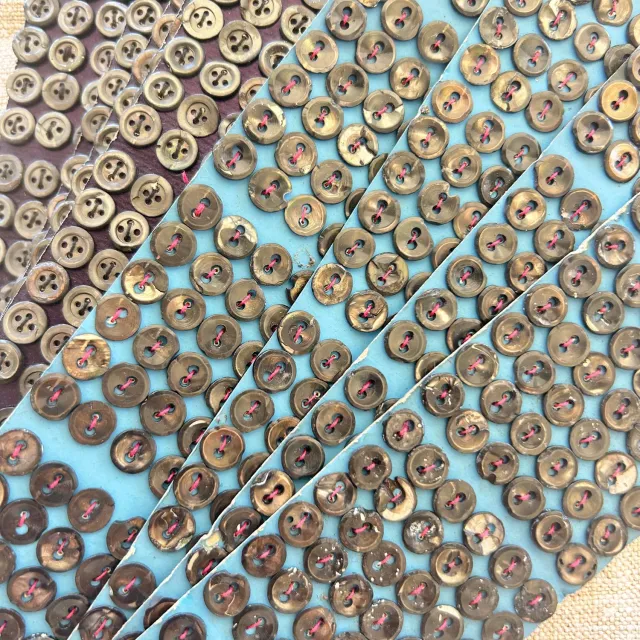 French General carte 144 boutons nacre grise 7-8 mm bleue