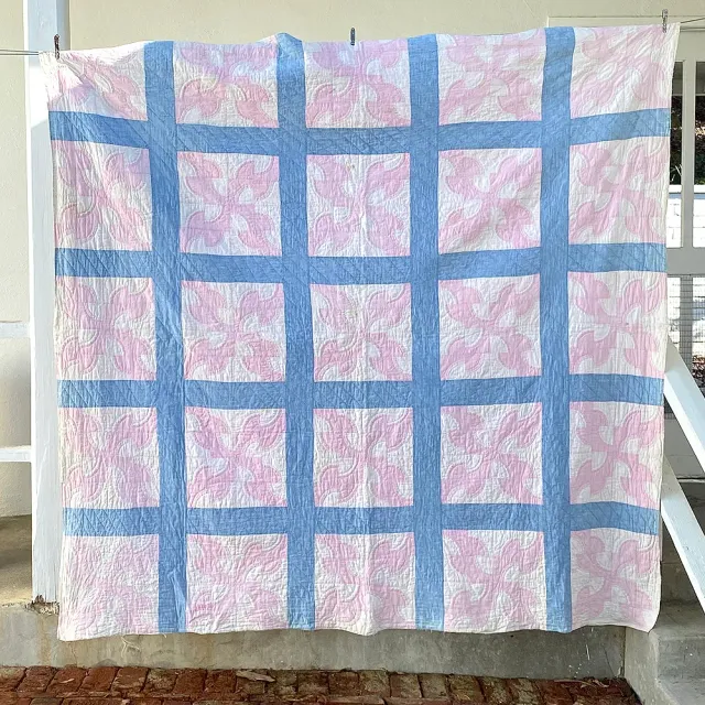 French General Vintage Blue Pink Drunkards Path quilt ancien