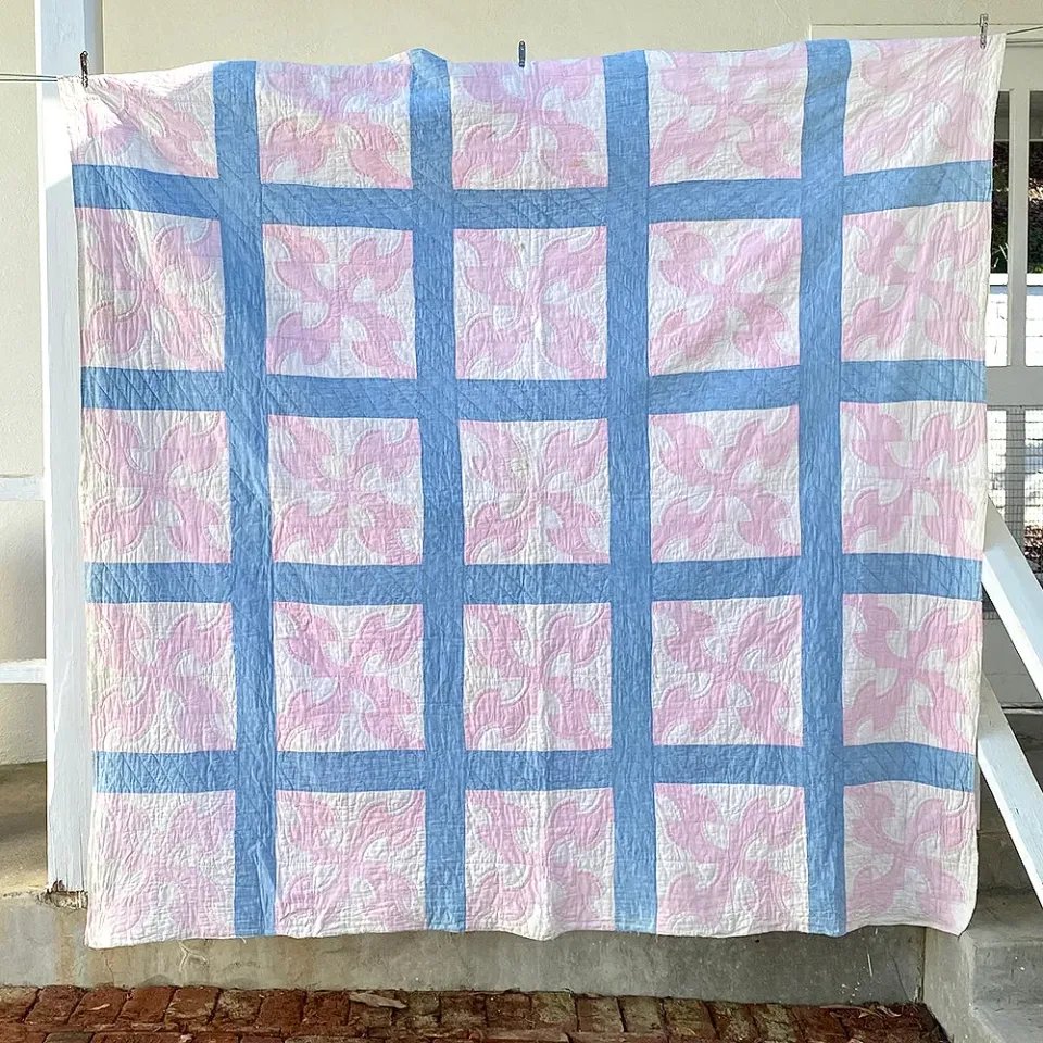 French General Vintage Blue Pink Drunkards Path quilt ancien